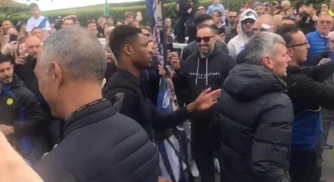 VIDEO - Contrattempo per Dumfries: l'olandese bloccato dall'oceano di tifo nerazzurro ad Appiano