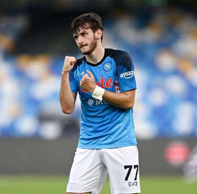 Kvaratskhelia nuovo eroe di Napoli: due gol nel successo sul Monza (4-0). Parità nel derby toscano