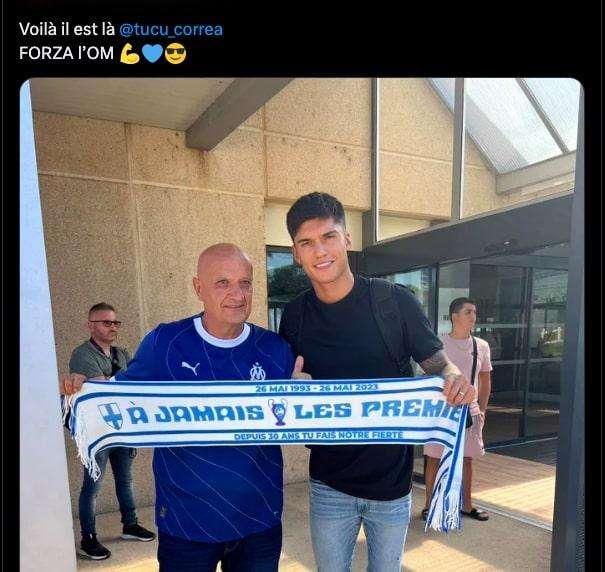Correa è arrivato a Marsiglia: il Tucu subito in posa con la sciarpa del suo nuovo club. Ora visite e firma 