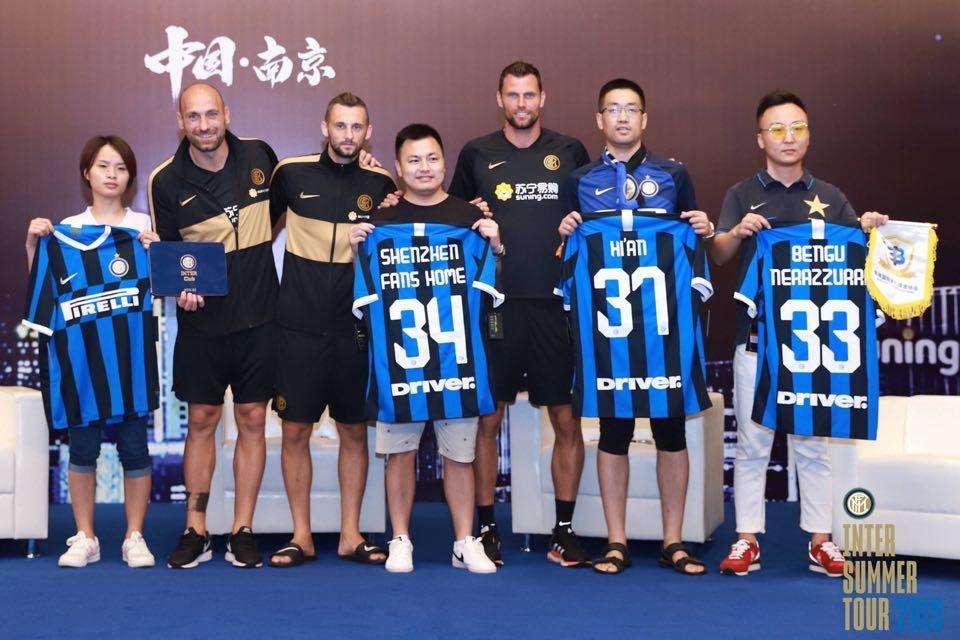 FOTO - Padelli, Berni e Brozovic (in ciabatte) incontrano gli Inter Club cinesi