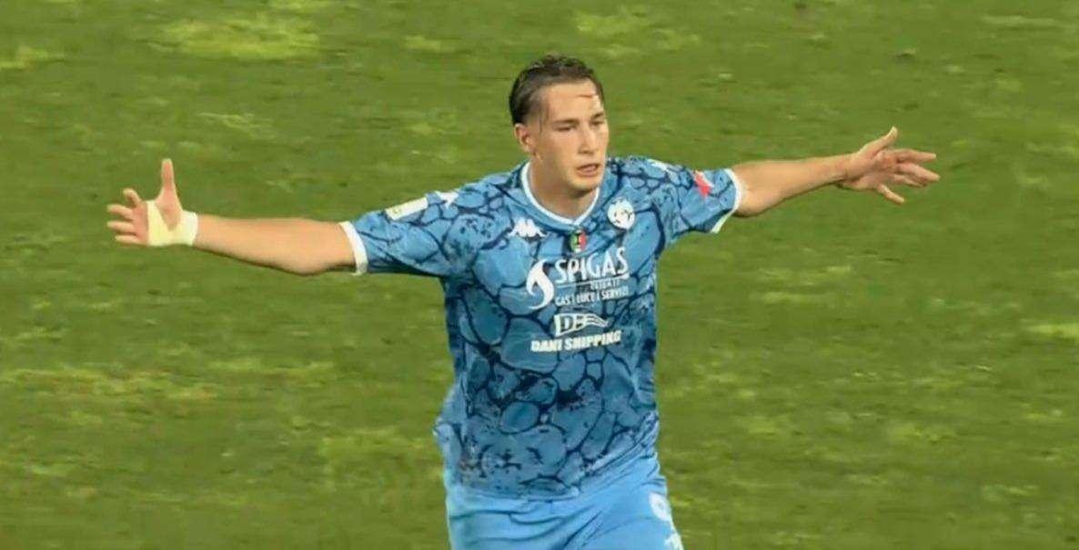 VIDEO - Francesco Pio imita Salvatore, super gol di Esposito su punizione: lo Spezia vede la finale playoff