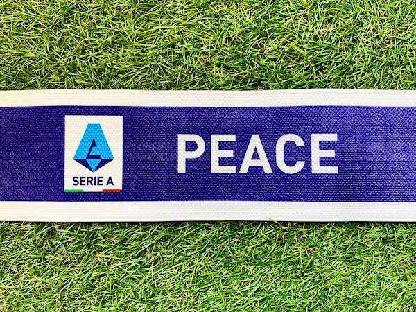 Serie A, "Imagine" in mondovisione prima di Juventus-Inter e la scritta 'PEACE' sulle fasce dei capitani