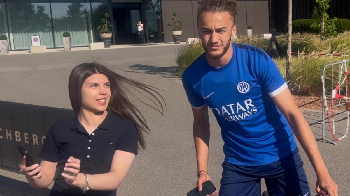 VIDEO - Selfie con i tifosi prima dell'allenamento per Yanis Massolin