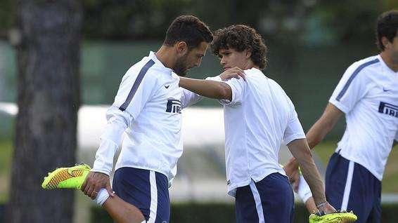 FOTO - Dodô in gruppo, stretching con D'Ambrosio