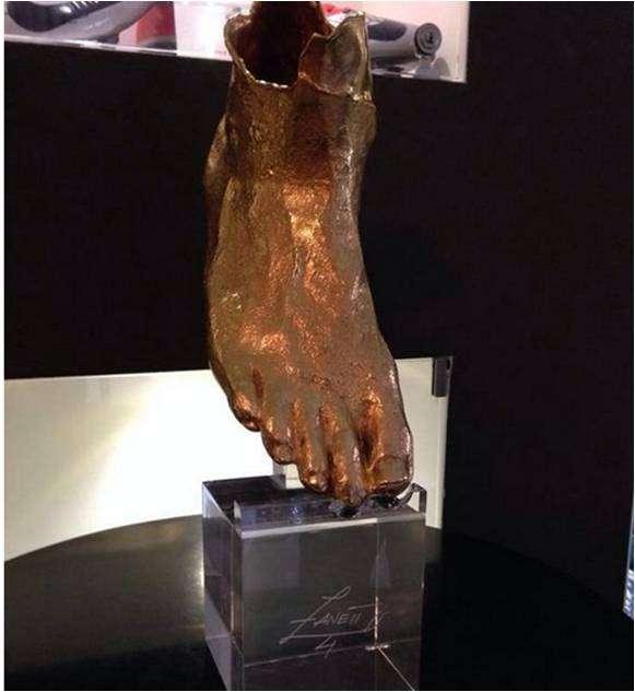 FOTO - Zanetti, il piede destro diventa opera d'arte