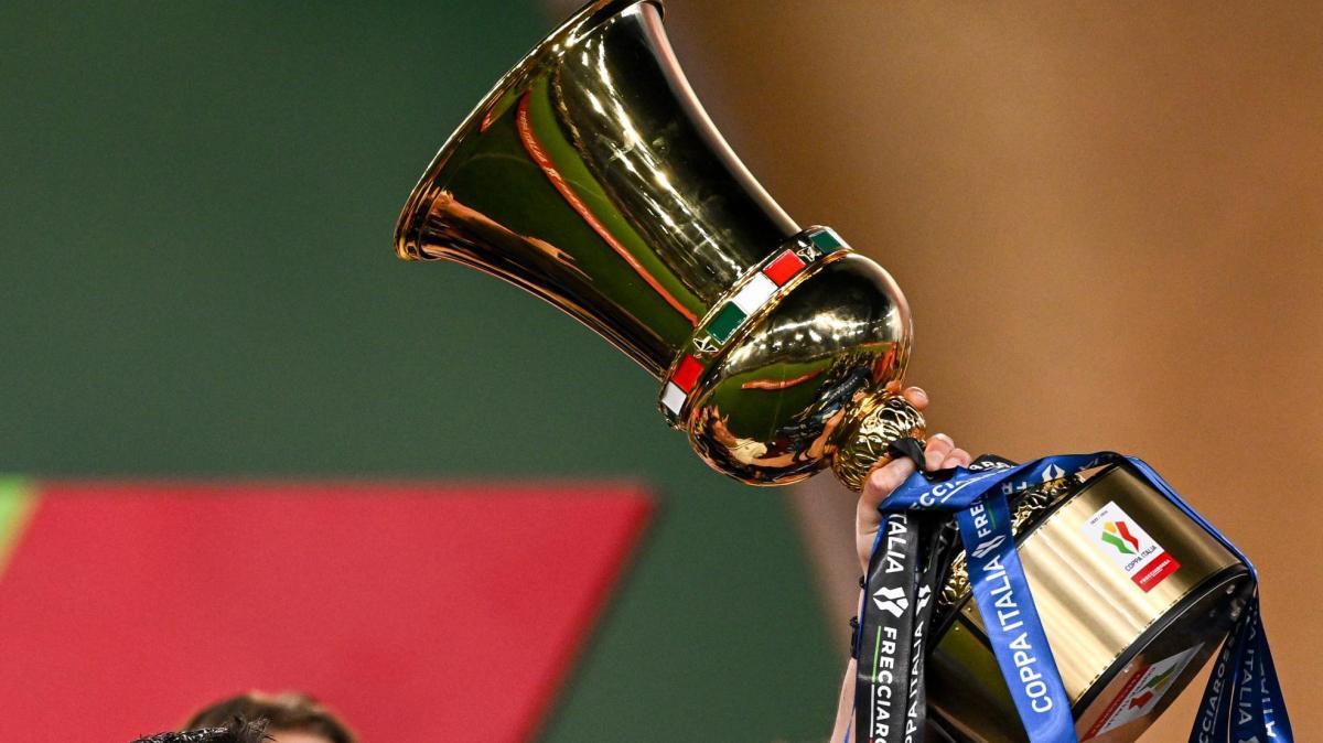 Foto con le coppe dello Scudetto e della Coppa Italia: grande festa per l'Inter Club di Feltre