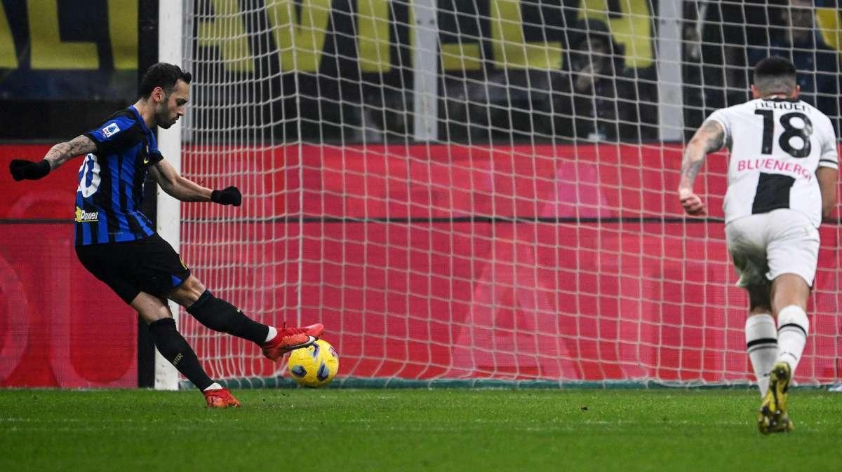 Moviola GdS - Perez trattiene Lautaro: rigore corretto, Di Bello aiutato dal VAR