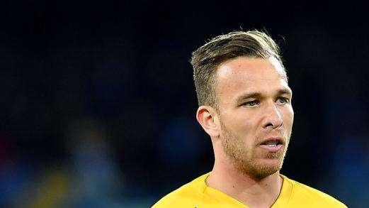 Arthur, l'entourage: "Vuole restare al Barça al 100%, non ha motivo di trasferirsi in Italia"