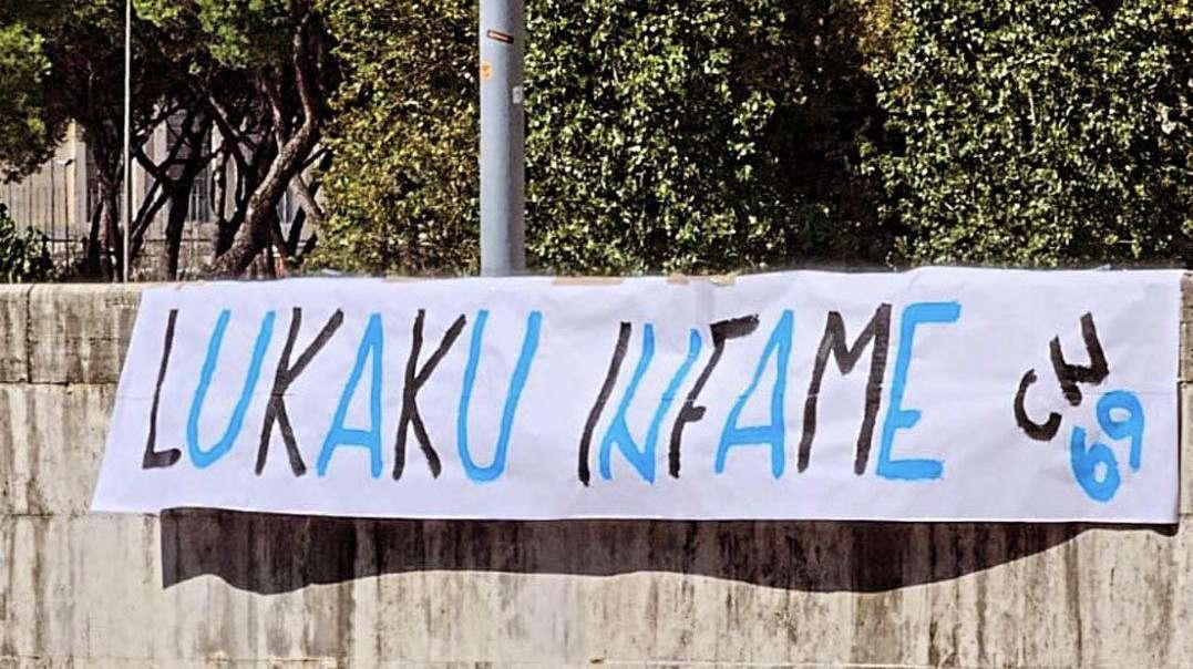 Curva Nord, striscione a Roma contro il "traditore" belga: "Lukaku infame"