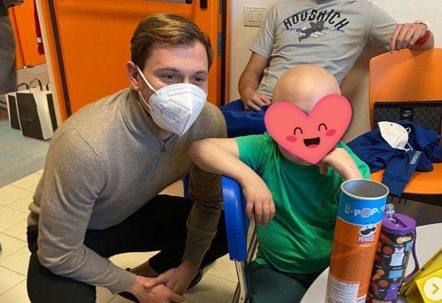 Barella MVP anche fuori dal campo. Il 23 nerazzurro in visita ai bambini ricoverati al Microcitemico di Cagliari