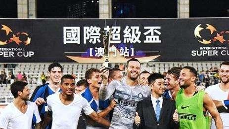 FOTO - L'Inter vince l'International Super Cup: ecco Handanovic con la coppa