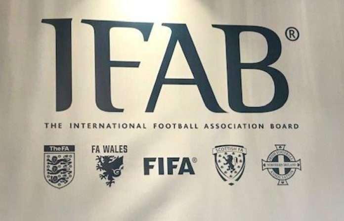 Falli di mano, l'Ifab: "Non è un'infrazione il tocco accidentale che porta un compagno a segnare un gol"