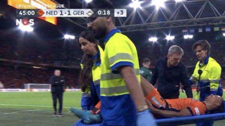 Ansia per Guardiola in vista dell'Inter: s'infortuna Aké. L'olandese ha lasciato il campo in barella