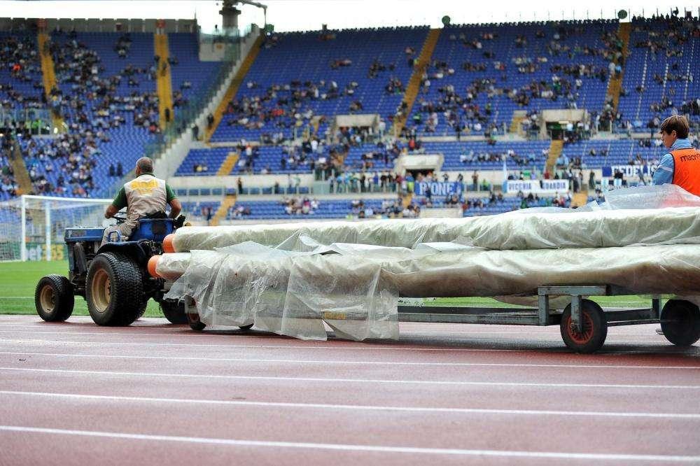Allerta meteo a Roma, teloni sul prato dello stadio Olimpico