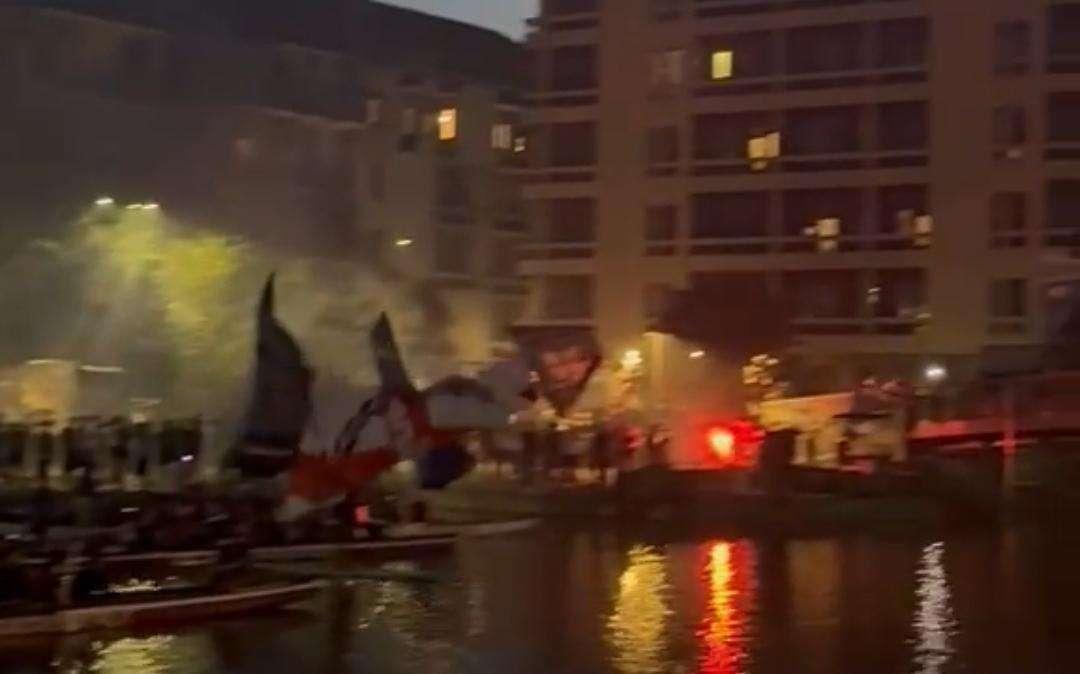 VIDEO - I navigli si colorano di nerazzurro: le immagini della regata di ieri sera