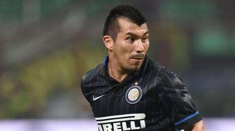Medel, brutta serata: litigate con Sanchez e Cavani