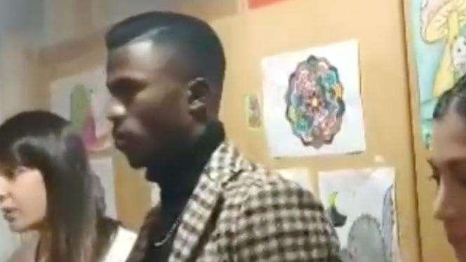 Keita cuore d'oro: porta i regali ai bimbi ricoverati all'ospedale di Lecco insieme alla fidanzata