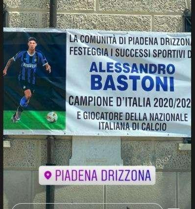 "Piadena Drizzona festeggia i successi sportivi di Bastoni": lo striscione dedicato al difensore dell'Inter 