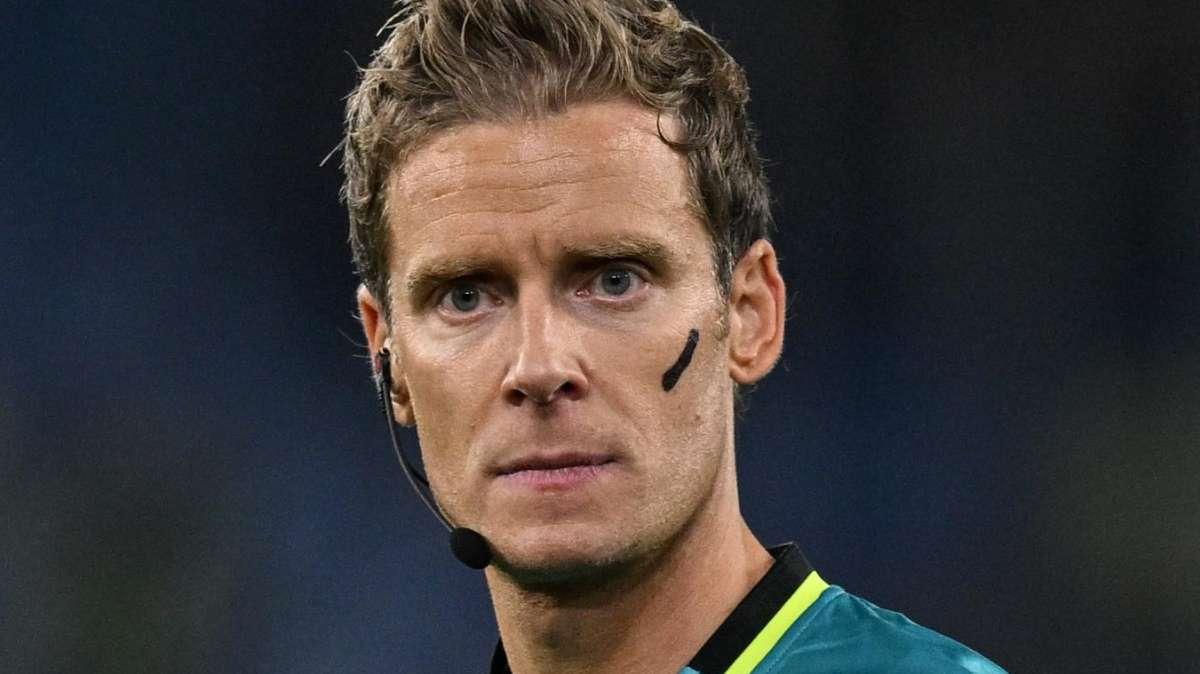 Lazio-Inter, la moviola - Chiffi fa confusione con le ammonizioni. Al 36' è il VAR a mettere ordine nel caos 