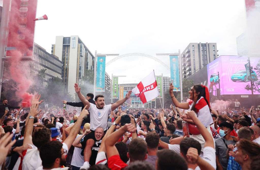 Hooligans alla finale Euro 2020 di Wembley: l'Uefa apre un'indagine