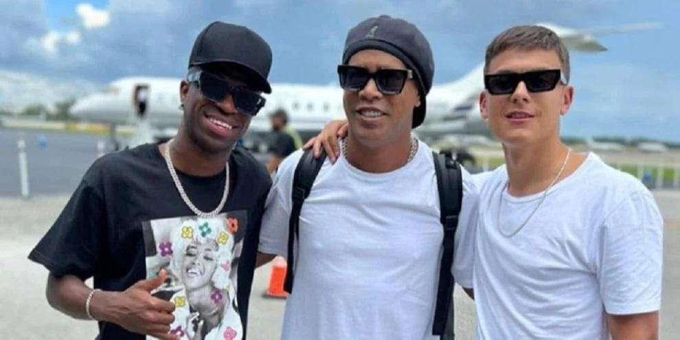Aspettando l'Inter, Paulo Dybala posa con Ronaldinho in quel di Miami