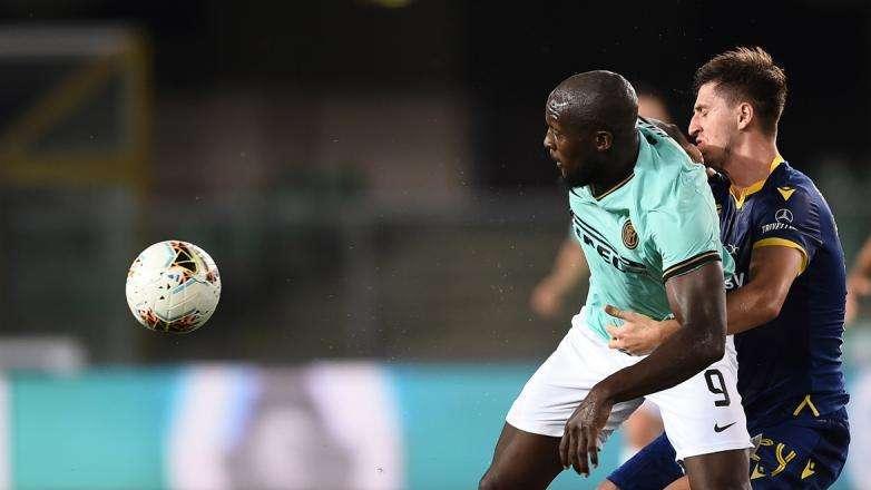 Verona-Inter - Lukaku e Sanchez calamitano la sfera sulla trequarti, ma molti duelli dicono Hellas