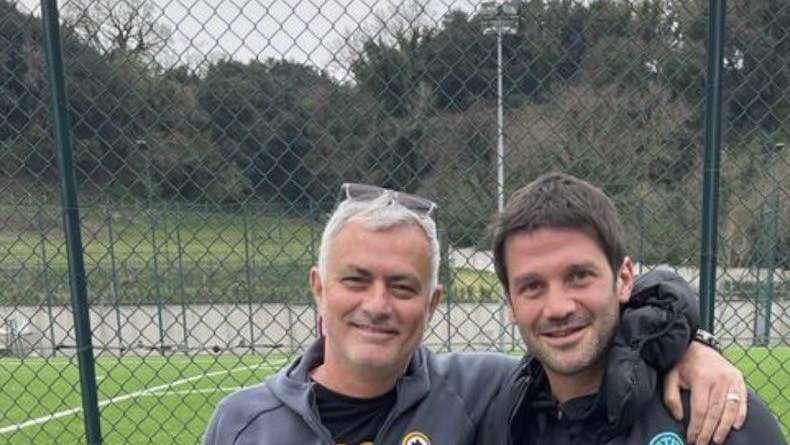 Incontro tra leggende nerazzurre a Trigoria: l'abbraccio di Chivu e Mourinho 