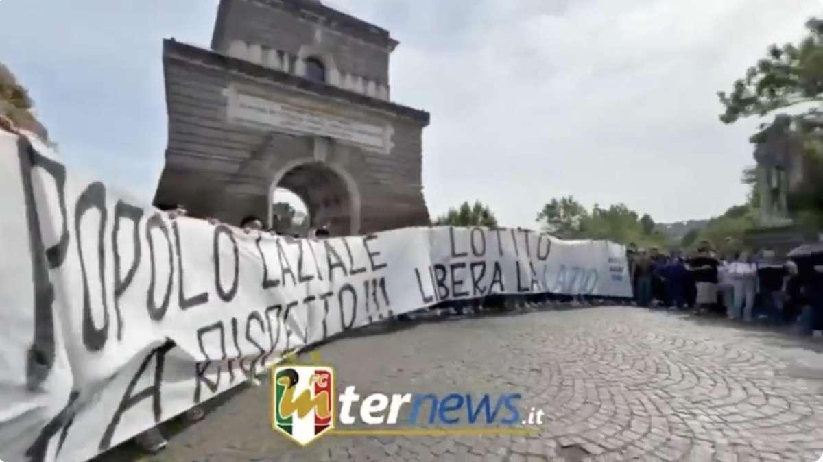 VIDEO - Lazio-Inter, le due tifoserie insieme a Ponte Milvio