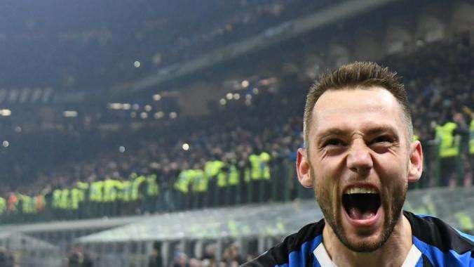 'We are one against #Covid-19', De Vrij accetta l'invito di De Ligt: respiratori e mascherine per gli ospedali
