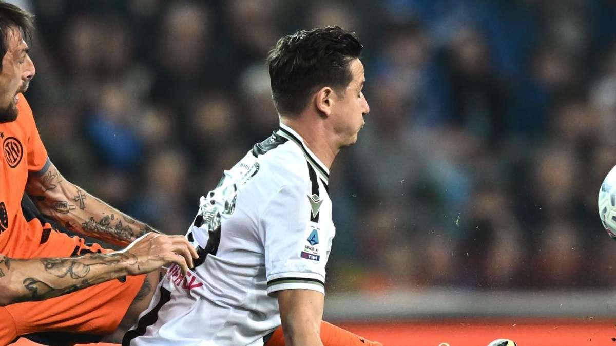 Mkhitaryan lo anticipa e Piccinini lascia correre. Ma Thauvin sbuffa sui social per un rigore mancato