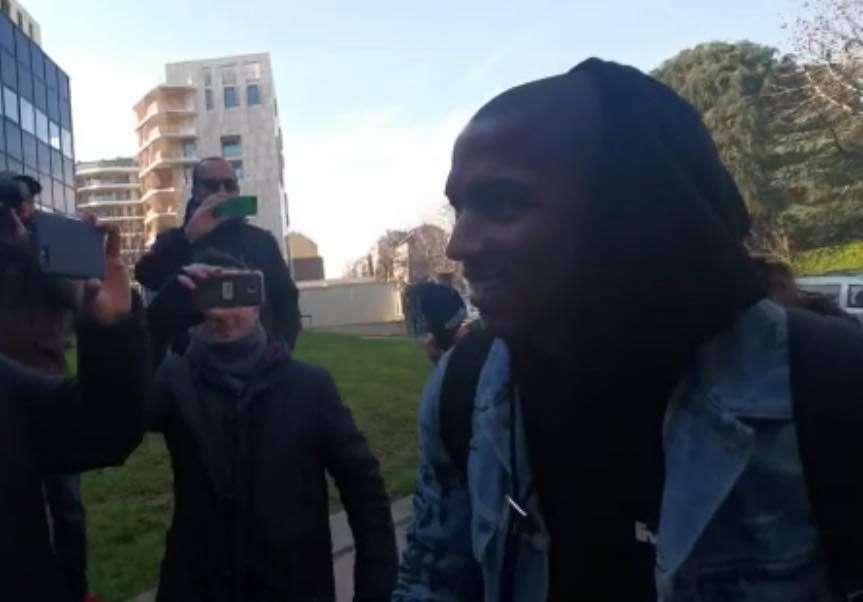 VIDEO - Inter, Ashley Young al Coni per le visite mediche: "Una bella giornata. È la prima volta che sono a Milano"