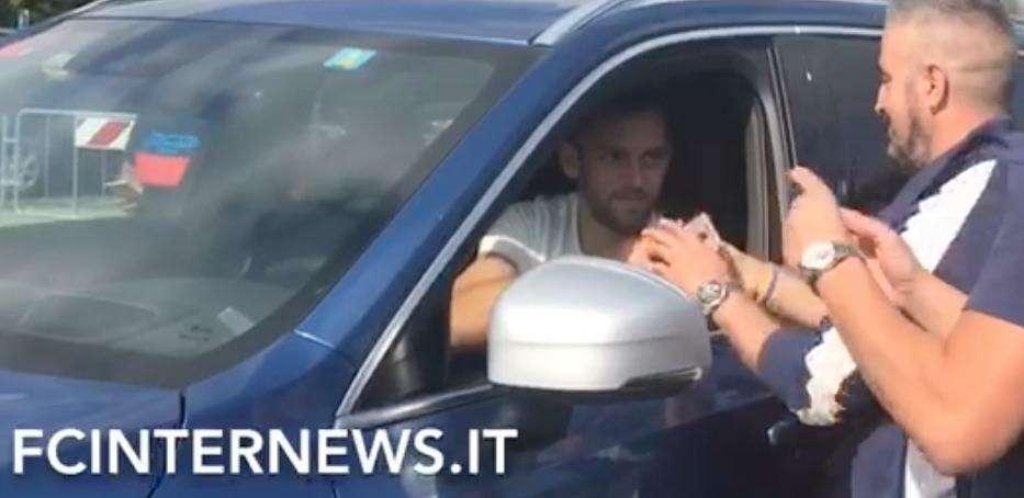 VIDEO - Verso il derby, selfie con i tifosi per De Vrij