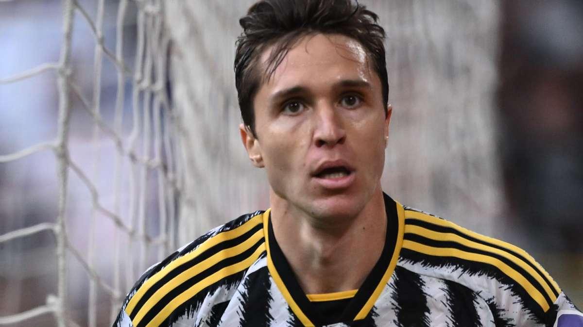 Chiesa via dalla Juve? L'attaccante rompe il silenzio sui social: due colori che valgono mille dichiarazioni