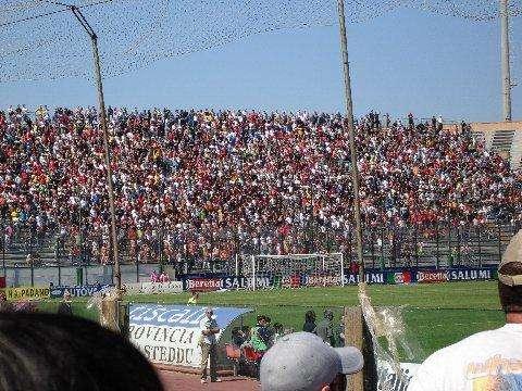 Cagliari multato per i cori razzisti a Eto'o
