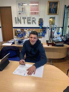 FOTO - Il 2003 Franco Carboni è dell'Inter: ecco la firma in sede