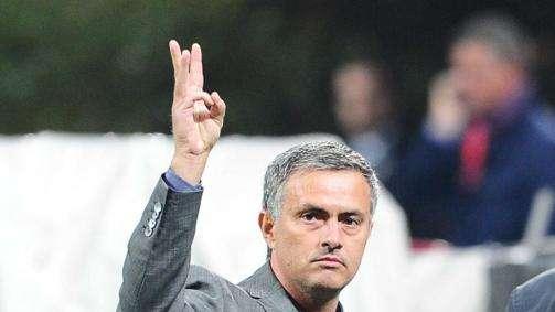 Mou, che goduria: vince il derby e il Barça crolla!
