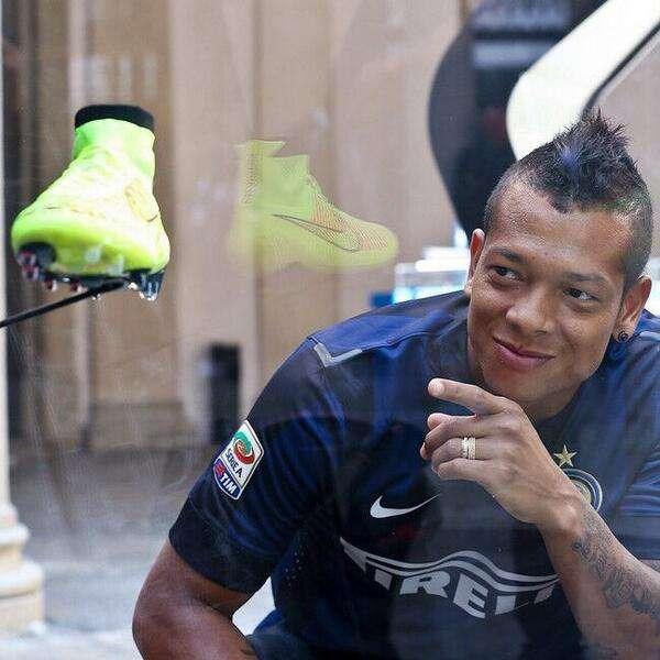 FOTO - Guarin e le nuove scarpe: "Impressionanti"