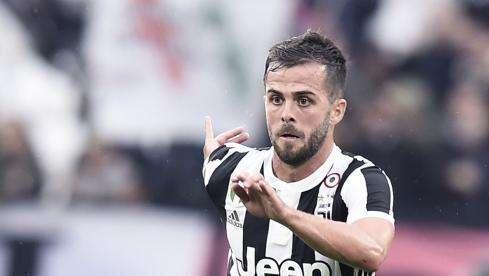 Juve, Pjanic sulla corsa scudetto: "Roma, Milan, Inter e Napoli hanno qualità. Ma noi siamo differenti"