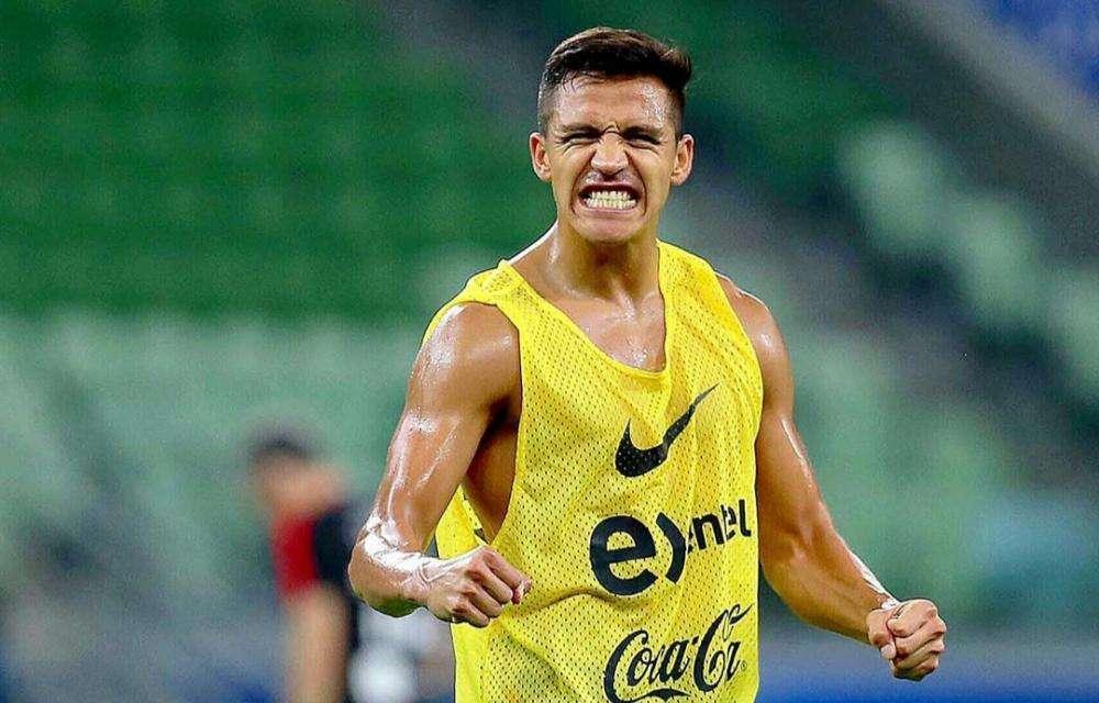 Sanchez si presenta all'allenamento mattutino dello United con Darmian