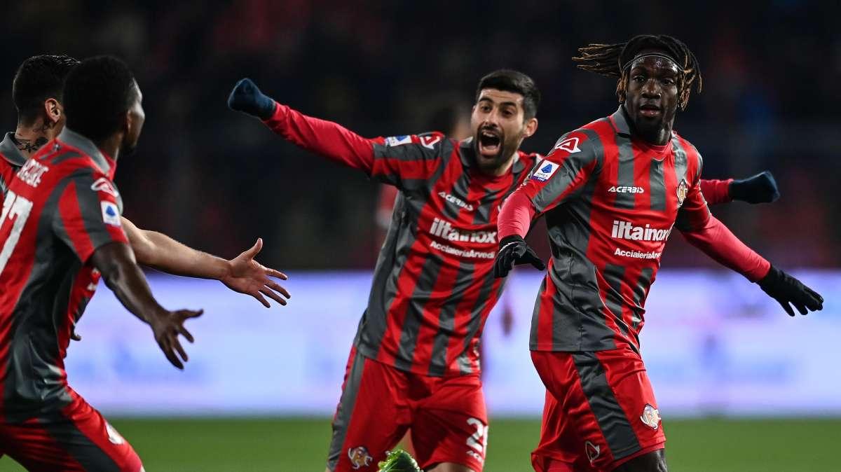 Cremonese, la prima vittoria in campionato è realtà: 2-1 alla Roma. Espulso Mourinho 