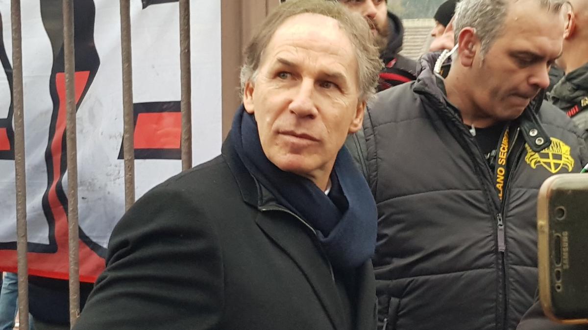 Funerali Baresi, i tifosi del Milan applaudono Bergomi e Marotta