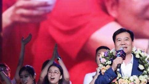VIDEO - Festa d'estate per Suning, Zhang Jindong sale sul palco e canta
