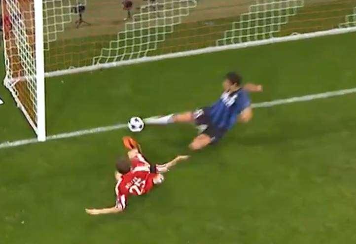 La Uefa celebra su Twitter il salvataggio di Ranocchia col Bayern