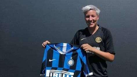 Stefania Tarenzi posa al Facchetti con la maglia dell'Inter: "Felice di iniziare questa nuova avventura"