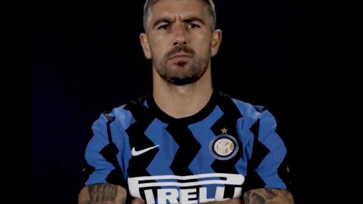 VIDEO - Inter Media House presenta Kolarov, il mancino contro le leggi della fisica. "Teoria? Solo pratica"