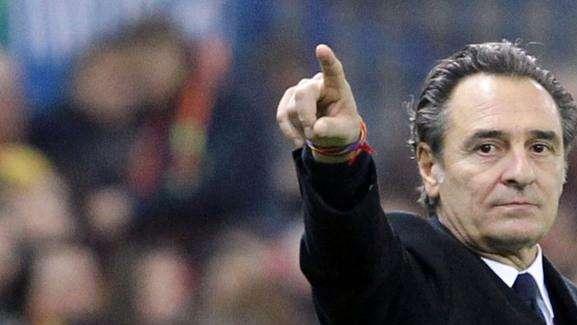 Difesa a 3, Prandelli: "Scelta retrograda? Dipende"