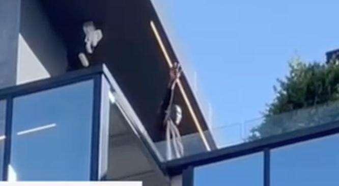 VIDEO - Lukaku si affaccia dalla balconata della sede per salutare i tifosi. E parte un 'ti amo'