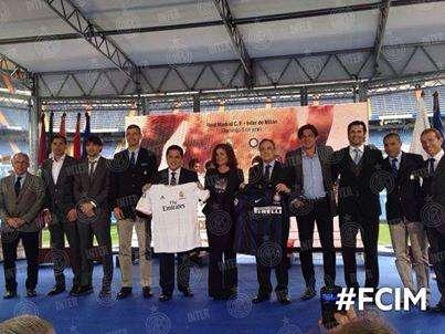 FOTO - Scatto di gruppo per Inter e Real Madrid