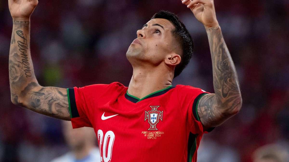 La Stampa - Cancelo offerto a Inter e Juventus: ci sarebbe un nodo nell'operazione, ma lui spinge per tornare 