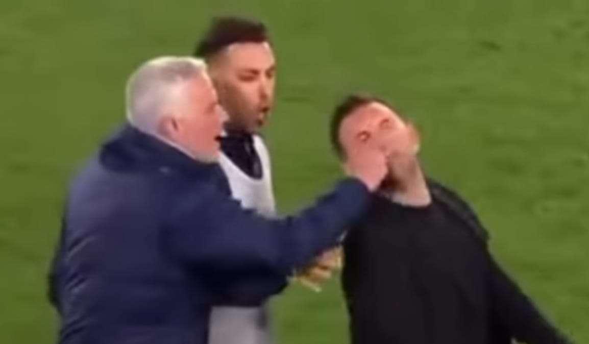 Mourinho prende per il naso Buruk, il Galatasaray: "Il Fenerbahce sanzioni il suo allenatore"